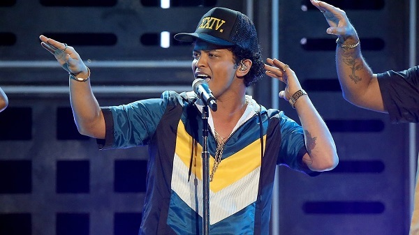 Bruno Mars wins big at 2017 AMA awards